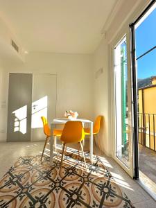 - une salle à manger avec une table et deux chaises dans l'établissement Al Castello 1, à Riomaggiore