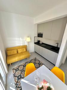 - un salon avec une table et des chaises jaunes dans l'établissement Al Castello 1, à Riomaggiore