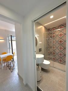 een badkamer met een toilet, een wastafel en een tafel bij Al Castello 1 in Riomaggiore