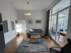 sala de estar con sofá y mesa en Siegemund_ Villa To Hus_ Apparteme, en Neuhof