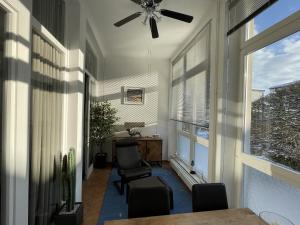 una oficina con ventilador de techo y silla en Siegemund_ Villa To Hus_ Apparteme, en Neuhof