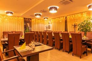 Reštaurácia alebo iné gastronomické zariadenie v ubytovaní Park Boutique Hotel Bük