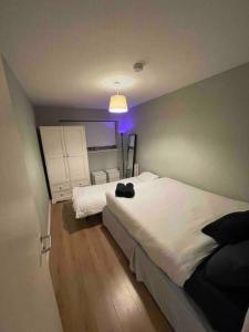 een slaapkamer met een groot wit bed en een paars licht bij In Dublin's Best Tourist Spot Temple Bar in Dublin