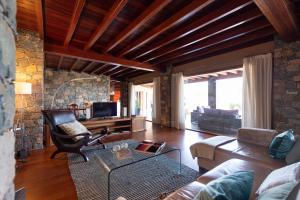sala de estar con sofá y silla en Villa Atlanntes con piscina en Fuerteventura, en Triquivijate