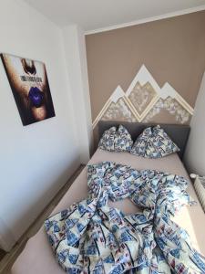 シオーフォクにあるTom Apartmansのベッド(掛け布団、枕付)