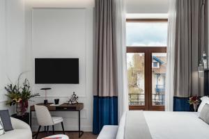Телевизор и/или развлекательный центр в Palacio Arriluce Hotel - The Leading Hotels of the World