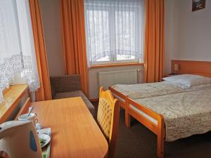 Habitación de hotel con cama, mesa y sidra de mesa en Willa Hamernik AGROTURYSTYKA, en Tylicz