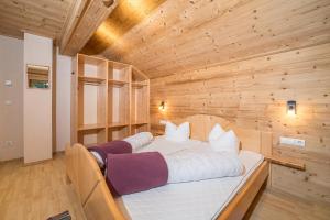 Postel nebo postele na pokoji v ubytování Ferienhäuser Tschofen Garfrescha