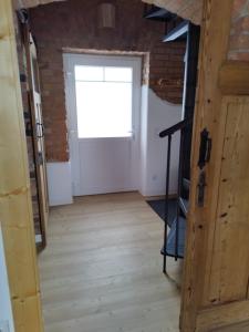 Cette chambre dispose d'une porte et d'une fenêtre. dans l'établissement Kleine Auszeit 2, à Forst 1 autre photo