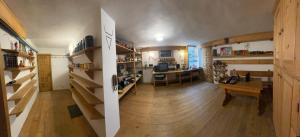新塔爾格的住宿－Willa WW，一间铺有木地板的大客房和一间配有书桌的客房