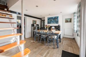 una cucina e una sala da pranzo con tavolo e sedie di Riverside Cottage - Norfolk Holiday Properties a Reedham