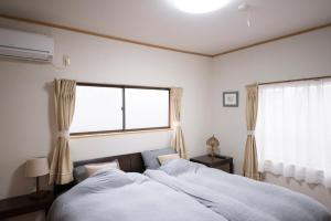 おもや彩OmoyaSai-天然温泉付き貸別荘1棟貸し客房内的一张或多张床位