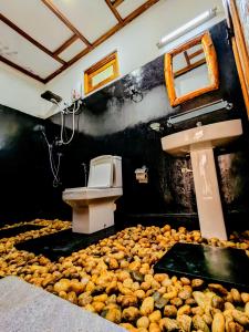 łazienka z toaletą i stosem jedzenia w obiekcie Maika safari lodge w mieście Udawalawe
