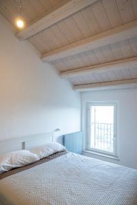 A bed or beds in a room at A26 - Poggio, cielo-terra con vista mare mozzafiato