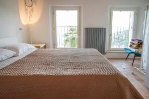 A bed or beds in a room at A26 - Poggio, cielo-terra con vista mare mozzafiato
