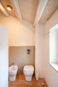 A bathroom at A26 - Poggio, cielo-terra con vista mare mozzafiato