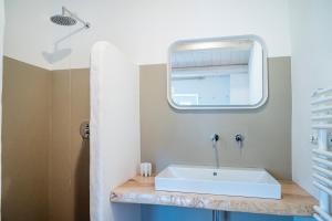 A bathroom at A26 - Poggio, cielo-terra con vista mare mozzafiato