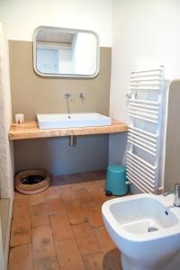 A bathroom at A26 - Poggio, cielo-terra con vista mare mozzafiato
