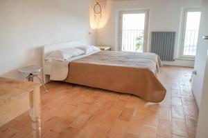 A bed or beds in a room at A26 - Poggio, cielo-terra con vista mare mozzafiato