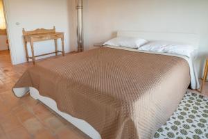 A bed or beds in a room at A26 - Poggio, cielo-terra con vista mare mozzafiato