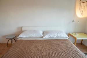 A bed or beds in a room at A26 - Poggio, cielo-terra con vista mare mozzafiato