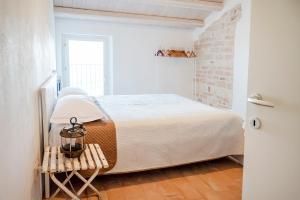 A bed or beds in a room at A26 - Poggio, cielo-terra con vista mare mozzafiato