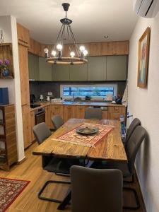 eine Küche mit einem Holztisch und einem Esszimmer in der Unterkunft Villa Gjelbër 1 in Prizren