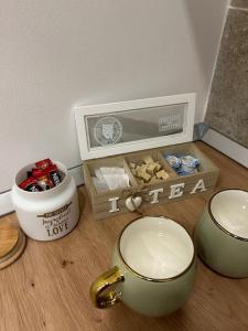 a table with a bowl and a box of food at CozyApartment14 in Roşu