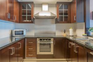 Η κουζίνα ή μικρή κουζίνα στο BellaVista 29 Boulevard 1 Bedroom Apartment with Extra Bedroom Partial Fountain Views