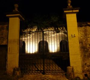 een poort 's nachts met lichten aan bij Le clos des violettes in Amboise