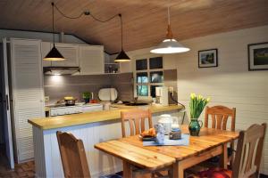 cocina con mesa de madera, mesa y sillas en Villa Lullyhill, en Bargum