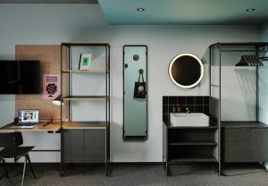 bagno con lavandino e specchio di The Social Hub Glasgow a Glasgow