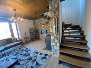 ein Wohnzimmer mit einer Wendeltreppe in einem Haus in der Unterkunft Villa Gjelbër in Prizren