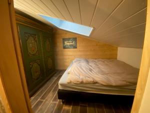 1 dormitorio pequeño con 1 cama en una casa en Appartement 290 Moulin B - 1200 Châtel - Linga en Châtel