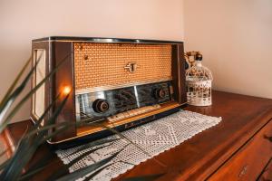 an old microwave sitting on top of a wooden table at Posest Kunigunda in Šmartno v Rožni Dolini