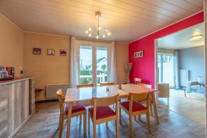 Un comedor con mesa y sillas en La Maresquerie, en Grandcamp-Maisy