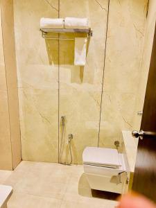 W łazience znajduje się prysznic i toaleta. w obiekcie Hotel Saluja Primeland w mieście Parāsia