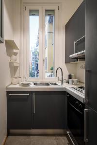 een keuken met een wastafel en een raam bij Accomodo MIB20 Bivano City Life in Milaan