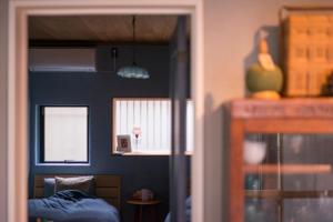 um quarto com uma cama e uma janela em はなれ奏HanareSou-天然温泉付き貸別荘-1棟貸し em Kirishima