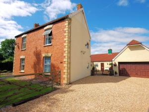 a large brick building with a red garage at 1 bed in Burnham-on-Sea ALOLD in Highbridge