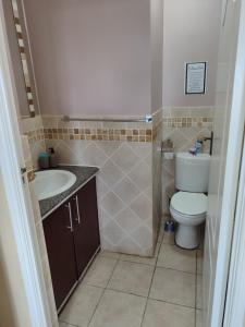 La petite salle de bains est pourvue de toilettes et d'un lavabo. dans l'établissement Ocean View Villas - F6, à Port Edward