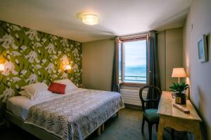 Postel nebo postele na pokoji v ubytování Hôtel de la Plage