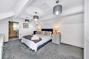 - une chambre avec un grand lit et deux lampes dans l'établissement Finest Retreats - Moorfield House, à Bishop Thornton