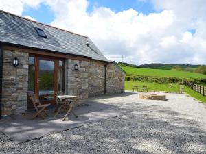 a stone cottage with a table and a picnic table at 3 Bed in Liskeard OLDOA in North Hill