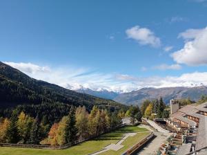 a view of a resort with mountains in the background at Petite Maison Larice in Pila