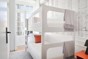 een wit stapelbed in een witte slaapkamer bij Historical Penthouse at Cardosas Block in Porto