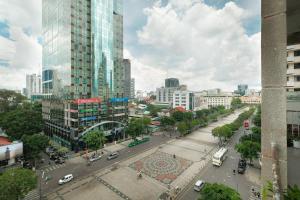 una ciudad con una calle con coches y edificios en Lux Loft on Nguyen Hue by CIRCADIAN en Ho Chi Minh