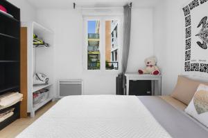 Habitación blanca con cama y ventana en Appartement zen, en Cogolin