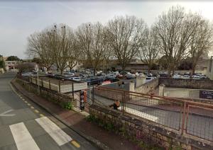 um parque de estacionamento com carros estacionados num parque de estacionamento em Dolce Vita - Hypercentre - TV 4K - Fibre - Netflix em Saintes
