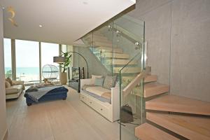 ein Zimmer mit einer Treppe und einem Bett darin in der Unterkunft 1BR Loft Soul Beach Escape - Mamsha Al Saadiyat in Abu Dhabi